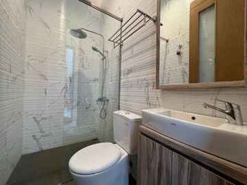 Dijual Rumah Baru Fully Furnished dengan Kolam Renang Pribadi