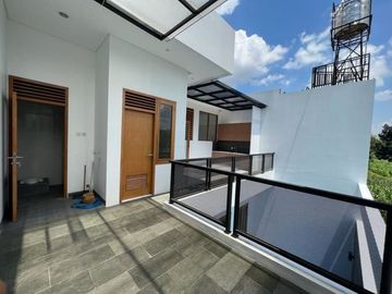 Dijual Rumah Baru Fully Furnished dengan Kolam Renang Pribadi