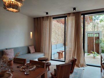 Estudio, con galeria de arte, paneles solares, alberca con solarium, concierge,