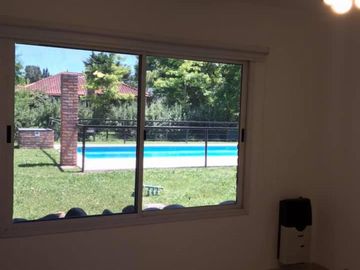 Excelente propiedad con piscina en barrio cerrado