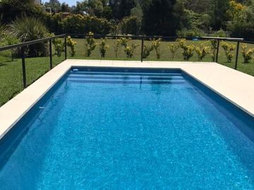 Excelente propiedad con piscina en barrio cerrado