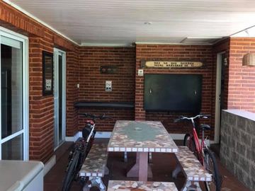 Excelente propiedad con piscina en barrio cerrado