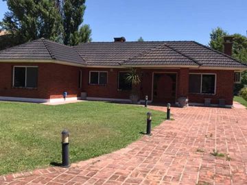 Excelente propiedad con piscina en barrio cerrado