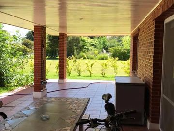 Excelente propiedad con piscina en barrio cerrado