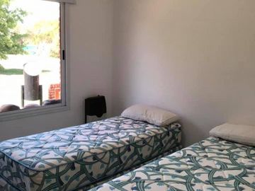 Excelente propiedad con piscina en barrio cerrado