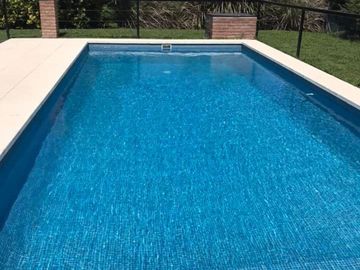 Excelente propiedad con piscina en barrio cerrado