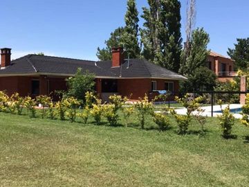 Excelente propiedad con piscina en barrio cerrado