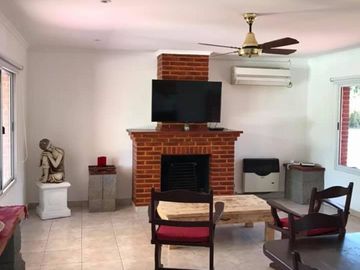 Excelente propiedad con piscina en barrio cerrado