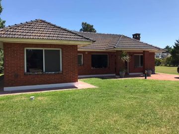 Excelente propiedad con piscina en barrio cerrado