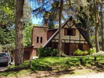 Carilo- hermosa casa en Venta