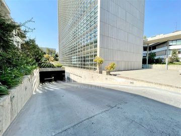 Cómodos estacionamientos en venta en Vitacura