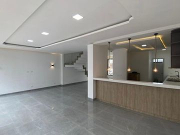 casa en venta en manantial de las mercedes. Cod V3075
