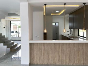 casa en venta en manantial de las mercedes. Cod V3075
