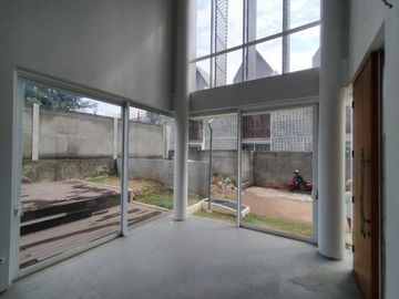 Town House di Pejaten dg Kolam Renang dan Taman Unfurnished HSE-A0497