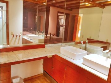 Estupenda casa en Cerrada con gran jardin - La Herradura