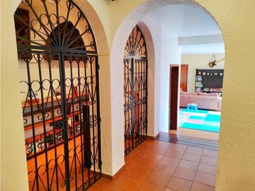 Estupenda casa en Cerrada con gran jardin - La Herradura
