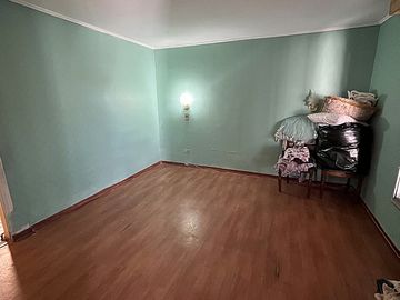 SE VENDE CASA ESQUINA CON DOS LOCALES COMERCIALES