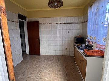 SE VENDE CASA ESQUINA CON DOS LOCALES COMERCIALES