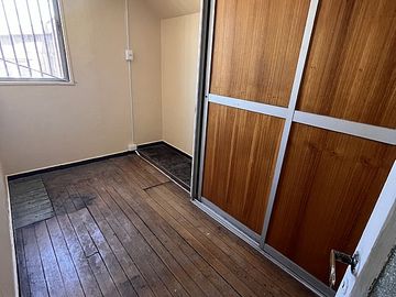 SE VENDE CASA ESQUINA CON DOS LOCALES COMERCIALES