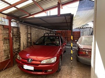 SE VENDE CASA ESQUINA CON DOS LOCALES COMERCIALES