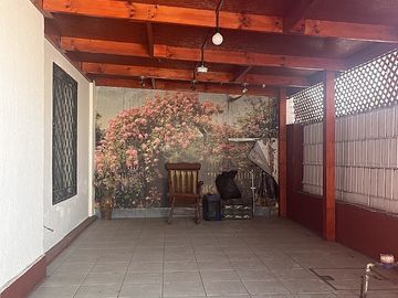 SE VENDE CASA ESQUINA CON DOS LOCALES COMERCIALES