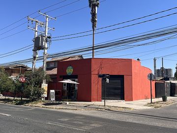 SE VENDE CASA ESQUINA CON DOS LOCALES COMERCIALES