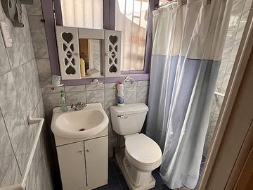 SE VENDE CASA ESQUINA CON DOS LOCALES COMERCIALES