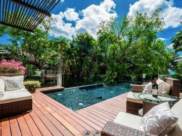 Residencia de 7 recamaras a pasos del mar 2 albercas en venta en Playacar Fase 1