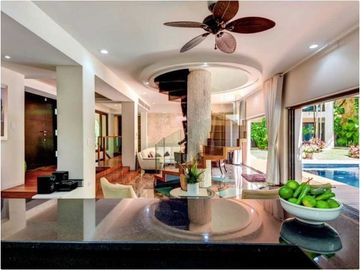 Residencia de 7 recamaras a pasos del mar 2 albercas en venta en Playacar Fase 1