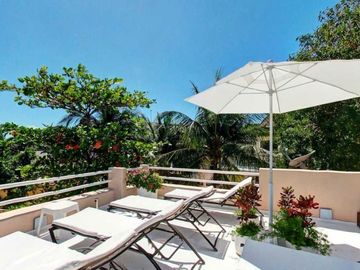 Residencia de 7 recamaras a pasos del mar 2 albercas en venta en Playacar Fase 1