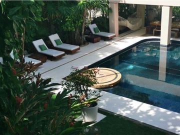 Residencia de 7 recamaras a pasos del mar 2 albercas en venta en Playacar Fase 1