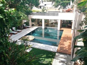 Residencia de 7 recamaras a pasos del mar 2 albercas en venta en Playacar Fase 1