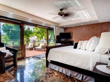 Residencia de 7 recamaras a pasos del mar 2 albercas en venta en Playacar Fase 1