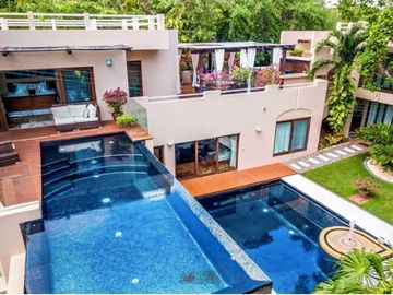 Residencia de 7 recamaras a pasos del mar 2 albercas en venta en Playacar Fase 1