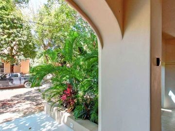 Residencia de 7 recamaras a pasos del mar 2 albercas en venta en Playacar Fase 1