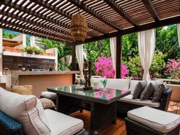 Residencia de 7 recamaras a pasos del mar 2 albercas en venta en Playacar Fase 1