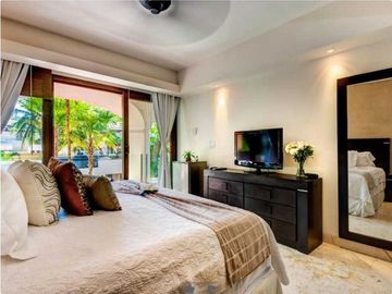 Residencia de 7 recamaras a pasos del mar 2 albercas en venta en Playacar Fase 1