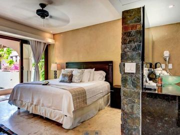 Residencia de 7 recamaras a pasos del mar 2 albercas en venta en Playacar Fase 1
