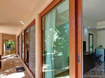Residencia de 7 recamaras a pasos del mar 2 albercas en venta en Playacar Fase 1