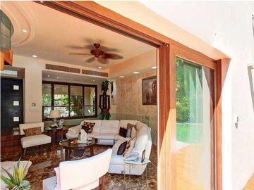 Residencia de 7 recamaras a pasos del mar 2 albercas en venta en Playacar Fase 1