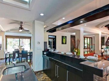 Residencia de 7 recamaras a pasos del mar 2 albercas en venta en Playacar Fase 1
