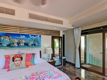 Residencia de 7 recamaras a pasos del mar 2 albercas en venta en Playacar Fase 1
