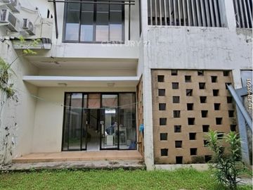 Rumah Modern Dengan Masih Ada Halaman Belakang Di Discovery