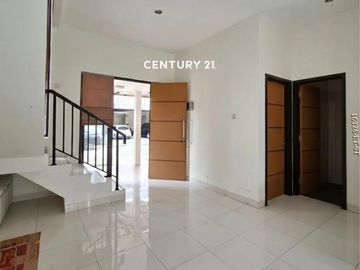 Rumah Modern Dengan Masih Ada Halaman Belakang Di Discovery