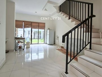 Rumah Modern Dengan Masih Ada Halaman Belakang Di Discovery