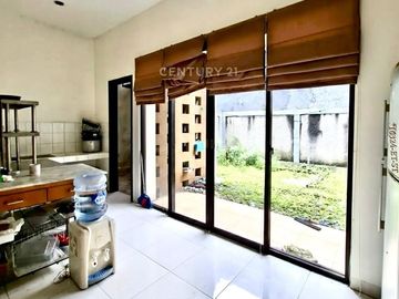 Rumah Modern Dengan Masih Ada Halaman Belakang Di Discovery