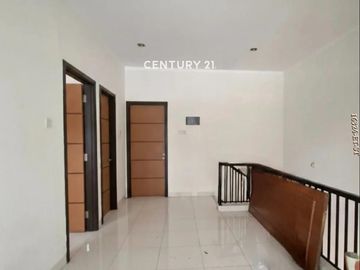 Rumah Modern Dengan Masih Ada Halaman Belakang Di Discovery