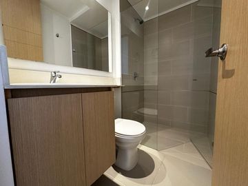 apartamento en arriendo en loma del escobero. Cod A218446