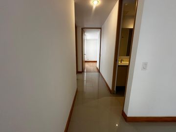 apartamento en arriendo en loma del escobero. Cod A218446
