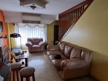Casa en 2 plantas 4 ambientes con quincho ACEPTA DEPARTAMENTO EN PARTE DE PAGO1